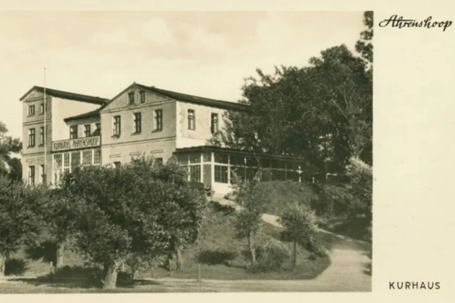 Historische Ansicht des Kurhauses Ahrenshoop auf dem Schifferberg mit Gartenanlage und Zufahrtsweg.