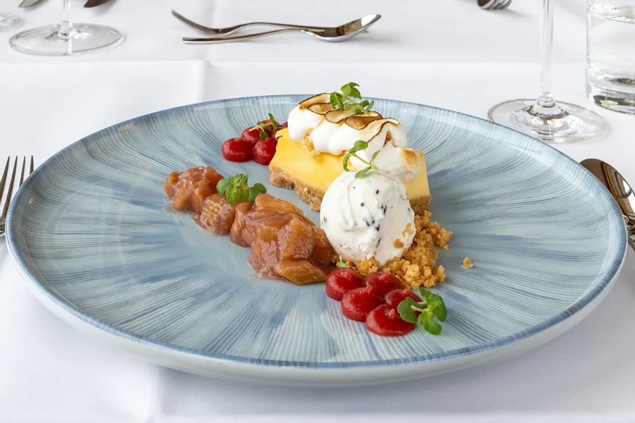 Dessert mit Kuchen, Eis und Früchten im Restaurant SEASIDE im THE GRAND Ahrenshoop