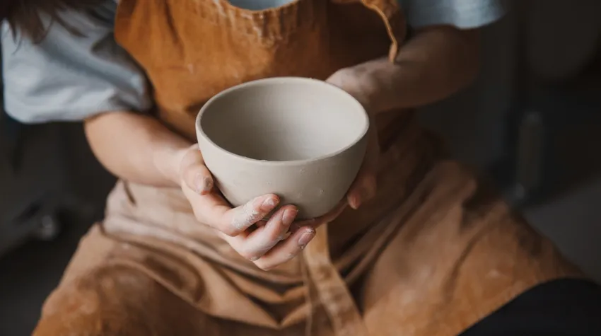 Verwendet zum Töpfern am besten eine Schürze, die dreckig und staubig werden darf. © Shutterstock, Alina Kruk© Shutterstock, Alina Kruk