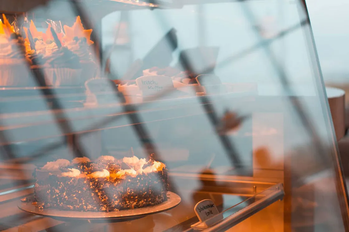 Im Café VIEW des THE GRAND Hotels hast du die Qual der Wahl: Von regionaler Sanddorntorte, über klassischen Käsekuchen und Schwarzwälder Kirschtorte bis hin zum Stachelbeerbaiser ist für jeden Geschmack etwas dabei.