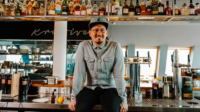 Unser Barkeeper Benny kreiert täglich neue leckere Cocktails für unsere Gäste im THE GRAND Ahrenshoop.