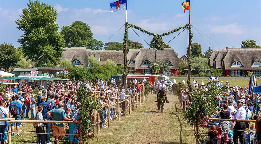 Menschen, die am Tonnenabschlagen in Ahrenshoop teilnehmen.