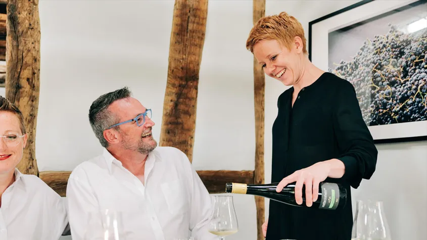 Winzerin Anette Closheim schenkt den Gästen ihren Wein ein. Alle lachen. ©Anette Closheim