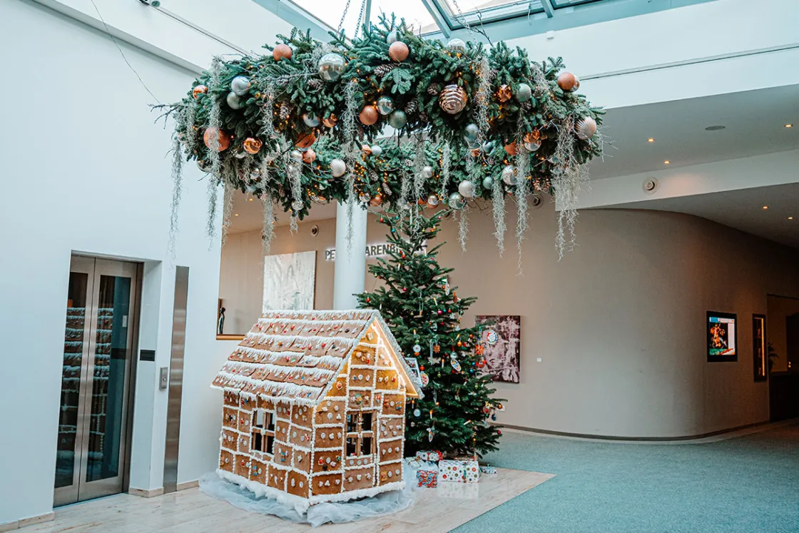 In der Lobby des THE GRAND Ahrenshoop gibt es wunderschöne Weihnachtsdeko zu bestaunen. Vor allem der riesige Adventskranz ist ein echter Hingucker. © Max Framke