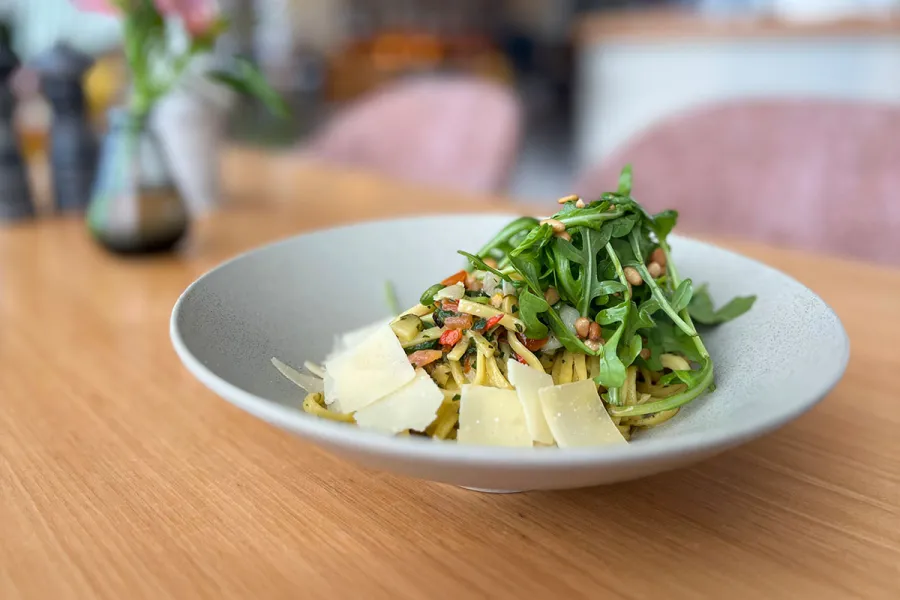 Pasta mit Rucola, Parmesan und Gemüse wird im THE GRAND Ahrenshoop serviert.