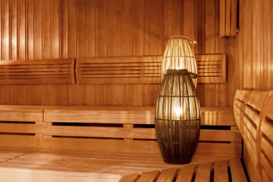 Sauna im Day Spa des THE GRAND Ahrenshoop an der Ostsee mit warmem Holz und sanftem Licht.