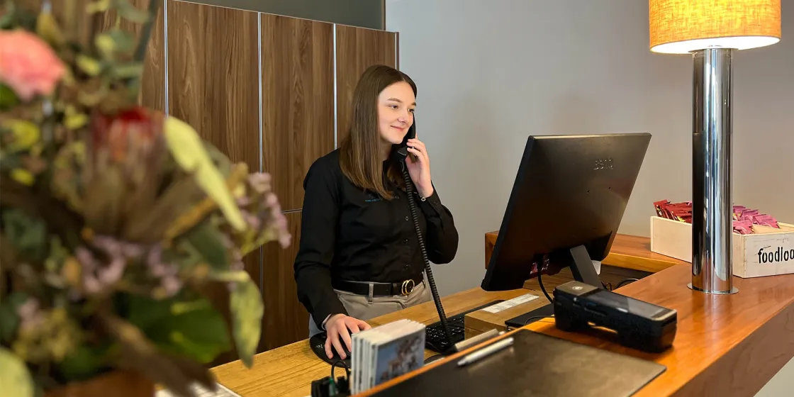 Michele ist als Guest Relation Managerin im THE GRAND Hotel in Ahrenshoop tätig. 