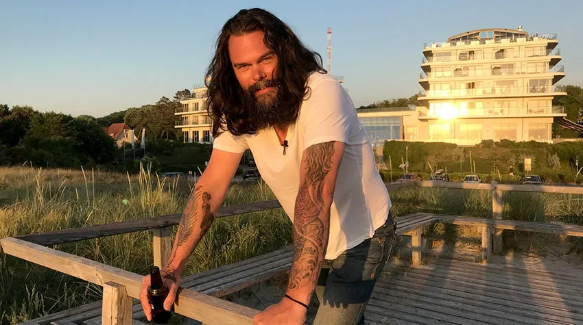 Oliver Schmidt vom Ostseehotel THE GRAND zeigt seine Tattoos gerne.