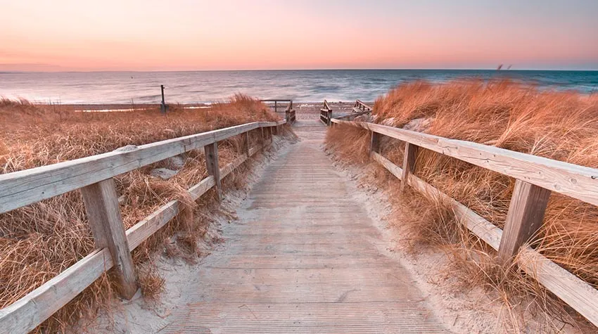 Urlaub an einem wunderschönen Sandstrand geht auch nachhaltig. Zum Beispiel an der Ostsee.