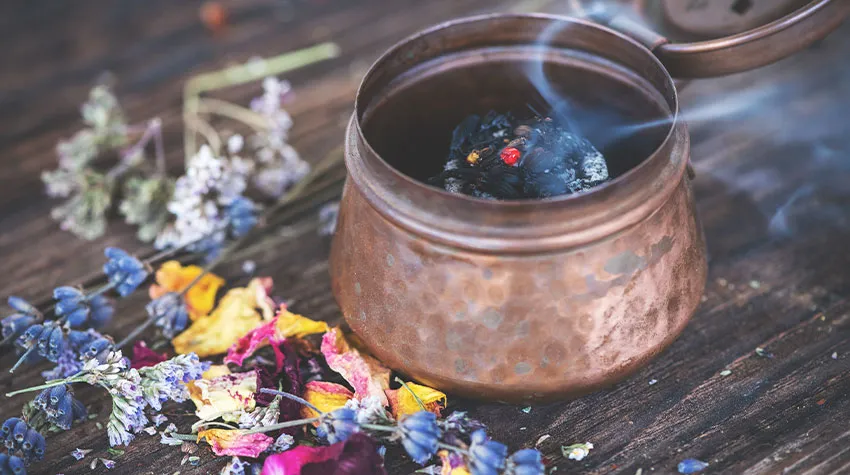 Gefäß gefüllt mit Weihrauch um die Rituale der Rauhnächte durchzuführen. © AdobeStock, Sonja Birkelbach