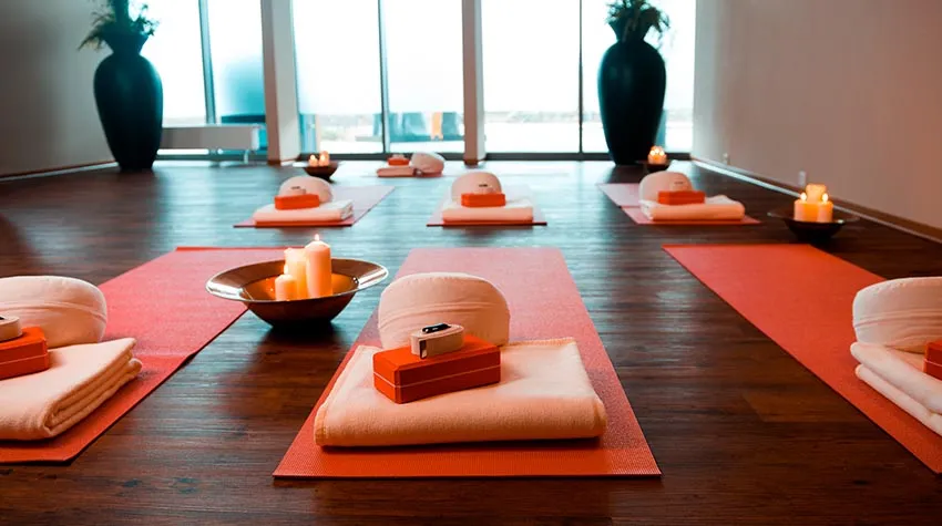 Yoga-Anfänger benötigen für den Start nur eine Yogamatte und bequeme Kleidung. Am besten besucht ihr für den Anfang ein Yogastudio.