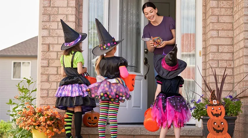 An Halloween ziehen viele Kinder verkleidet um die Häuser und sammeln Süßigkeiten. © Shutterstock, Yuganov Konstantin