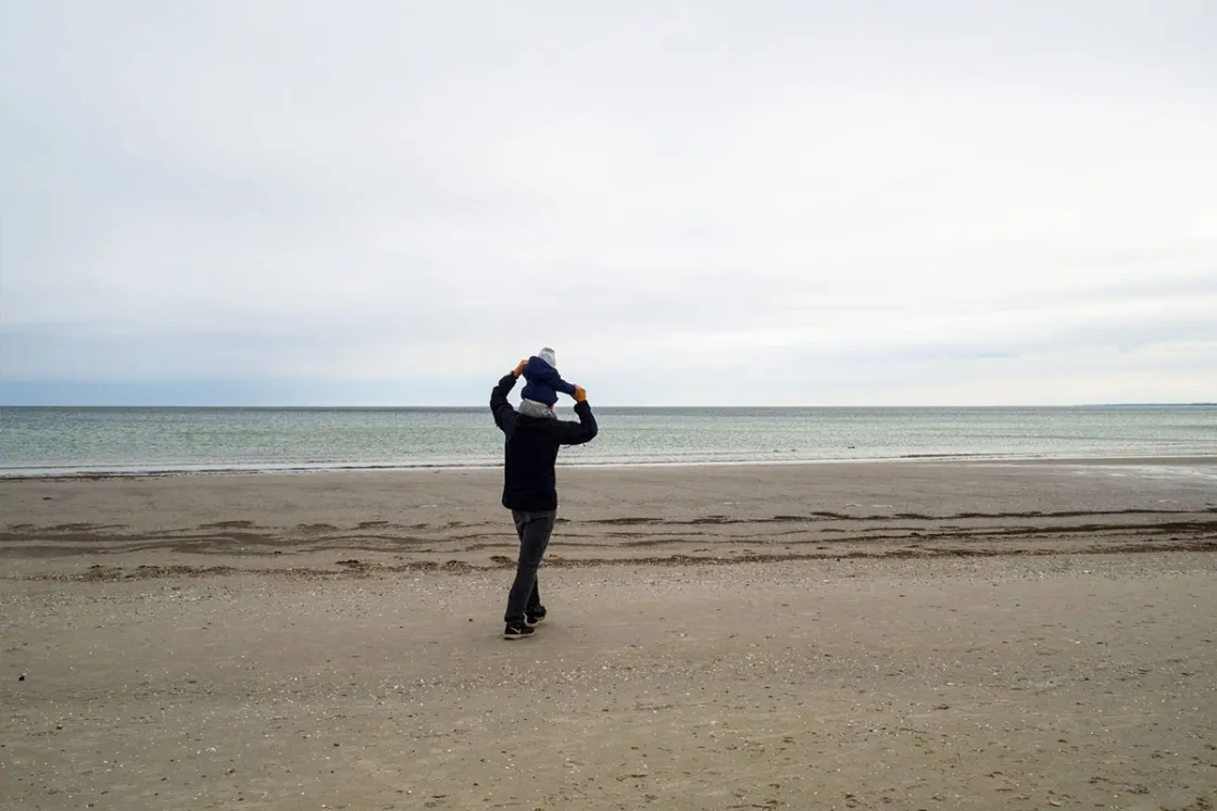 Auch der kleine Neo genießt die Spaziergänge mit seiner Familie am Strand von Ahrenshoop. 