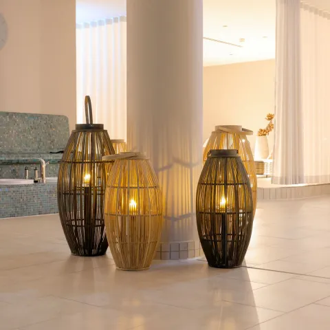 Drei beleuchtete Laternen im hellen Spa-Bereich des THE GRAND Ahrenshoop.