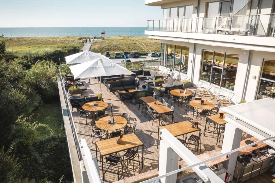 Große Außenterrasse des SEASIDE in Ahrenshoop mit Blick auf die Ostsee.