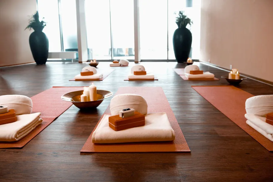 Yogaraum mit Matten, Bolstern und Kerzen an der Ostsee auf Fischland-Darß-Zingst.