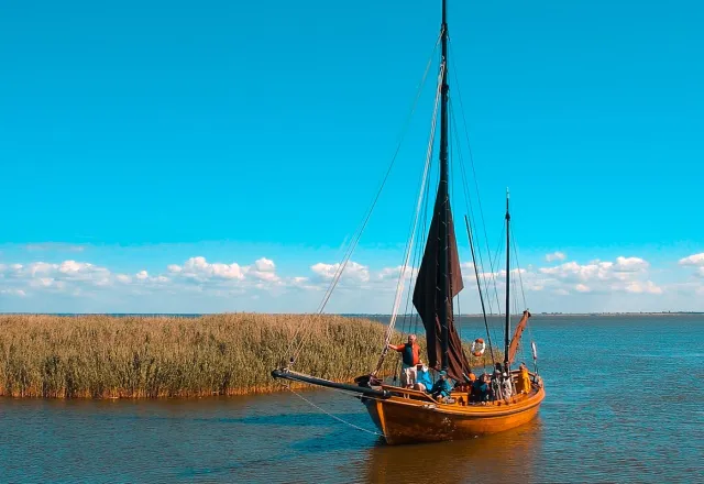 Die Zeesboote waren einmal Teil der Fischerei und sind heute eine tolle Touristenattraktion.