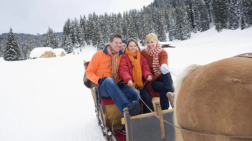 Auch im Winter bringt ein kleiner Ausritt großen Spaß. © Shutterstock, TunedIn by Westend61