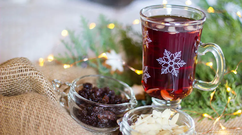 Habt ihr schon einmal Glögg mit Mandeln und Rosinen probiert? © Shutterstock, Little Adventures