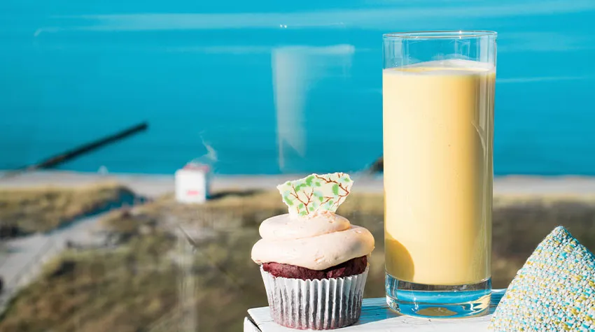 Alkoholfreier Cocktail mit Blick vom THE GRAND Ahrenshoop auf die Ostsee.