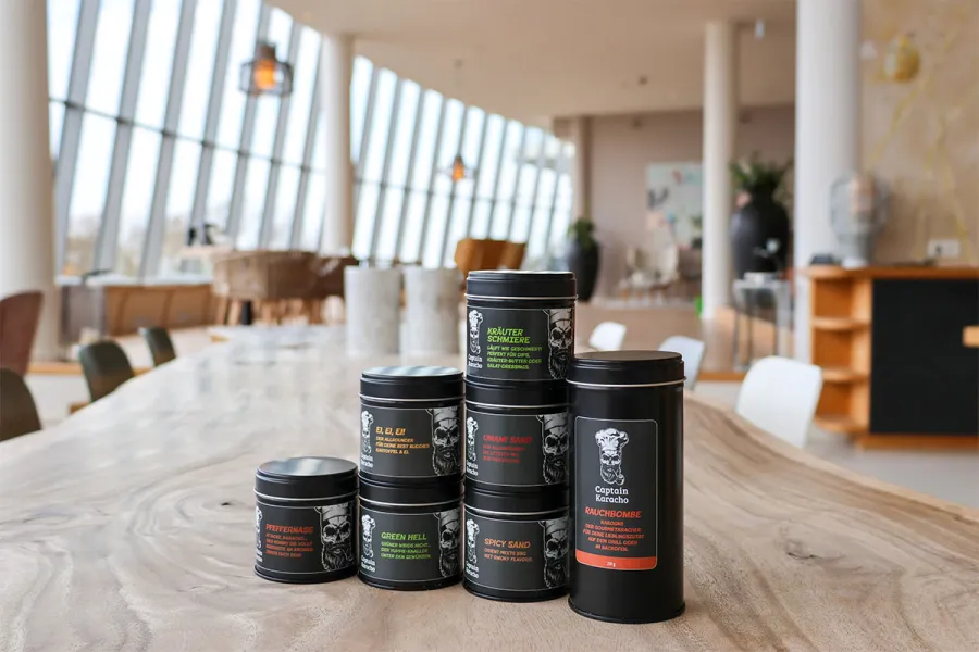 Captain Karacho Gewürzdosen aus eigener Herstellung – schwarze, hochwertige Vorratsdosen für die Küche