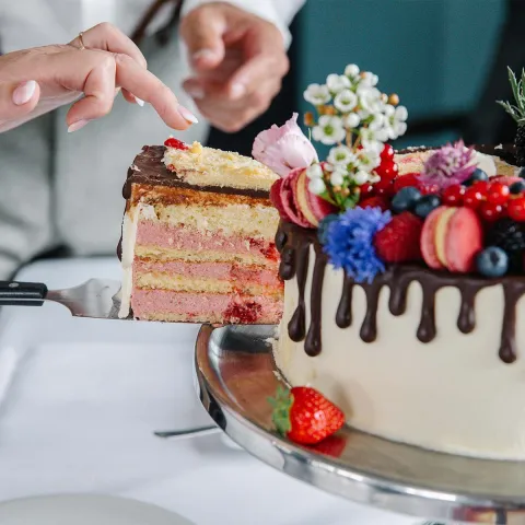 Anschnitt einer festlich dekorierten Torte bei einer Feier im THE GRAND Ahrenshoop.