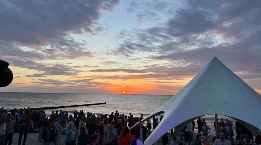 Ein absolutes Sommer-Highlight war dieses Jahr die Ahrenshoop.travel-Beachparty.