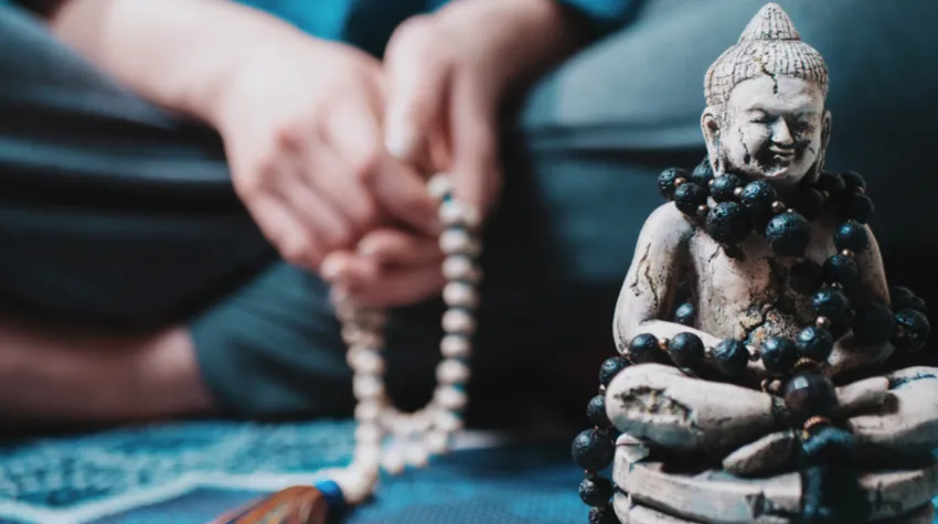 Wenn ein Satz immer wieder wiederholt wird, um ihn zu manifestieren, spricht man von Mantra-Meditation. © Shutterstock, Stock Holm