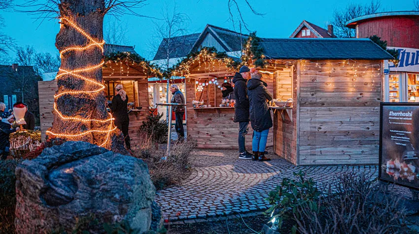 Auf zum Weihnachtsmarkt: Glühwein ist ein beliebtes Getränk in der kalten Winterzeit.