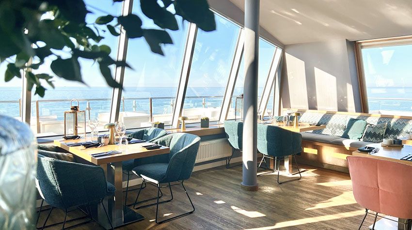 Restaurant WEITBLICK mit Meerblick und sonnendurchfluteten Sitzplätzen an der Ostsee.