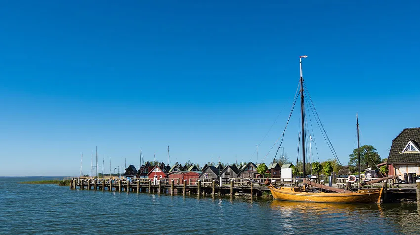 Die Zeesboote tragen viel zum maritimen Flair in der Urlaubsregion Fischland-Darß-Zingst bei. © Shutterstock, ricok