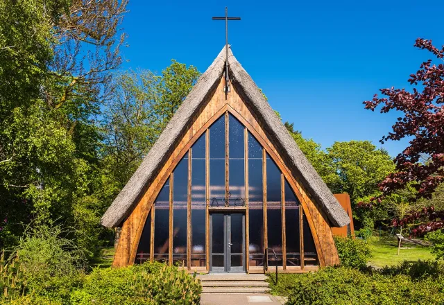 Von Außen sieht die Schifferkirche aus wie ein Schiff. © Shutterstock, Majonit