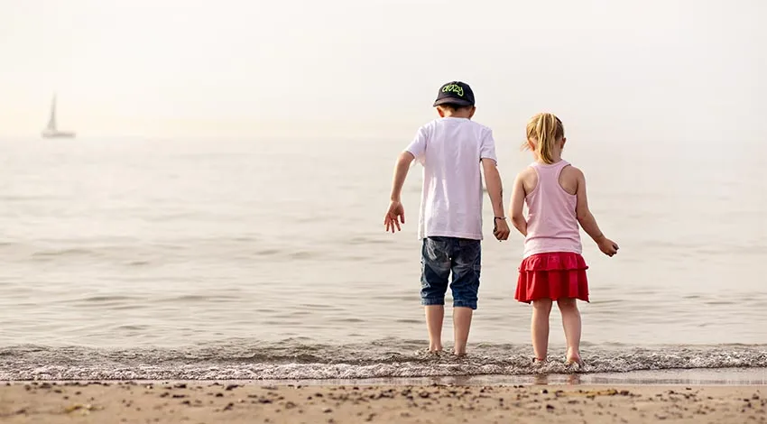 Zwei Kinder am Ostseestrand