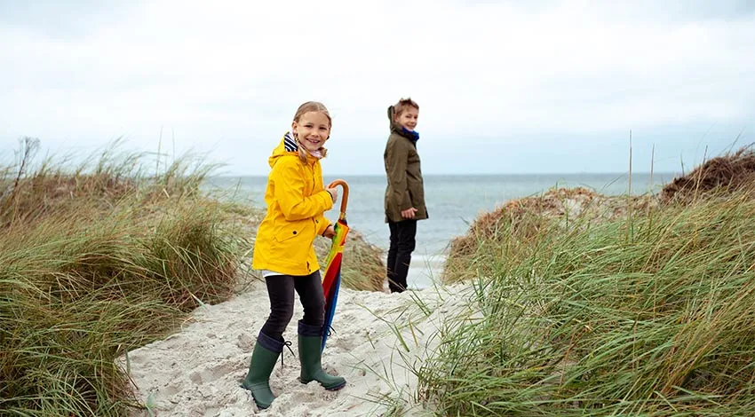 Zwei Kinder auf den Dünen in Ahrenshoop auf dem Weg zum Ostseestrand