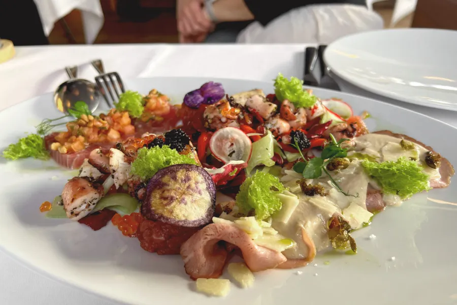Raffiniert angerichtete Spezialitäten aus Fisch, Meeresfrüchten und frischen Zutaten im WEITBLICK Restaurant des THE GRAND Ahrenshoop