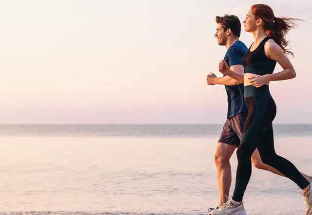 Um die Ausdauer eures Körpers besser zu trainieren, eignet sich Joggen am Strand. © Shutterstock, ViDI Studio
