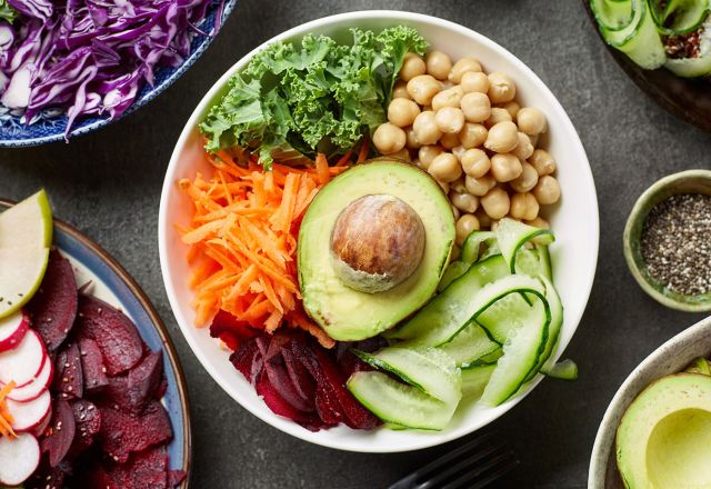 Eine bunte Auswahl an frischem Obst, Gemüse, Kichererbsen und anderen gesunden Lebensmitteln, die eine ausgewogene Ernährung fördern.