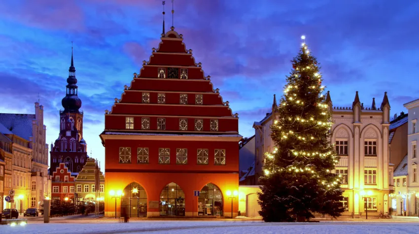 Jedes Jahr schmücken die Greifswalder Kinder liebevoll den 20 Meter hohen Weihnachtsbaum. © Shutterstock, Stefan Dinse