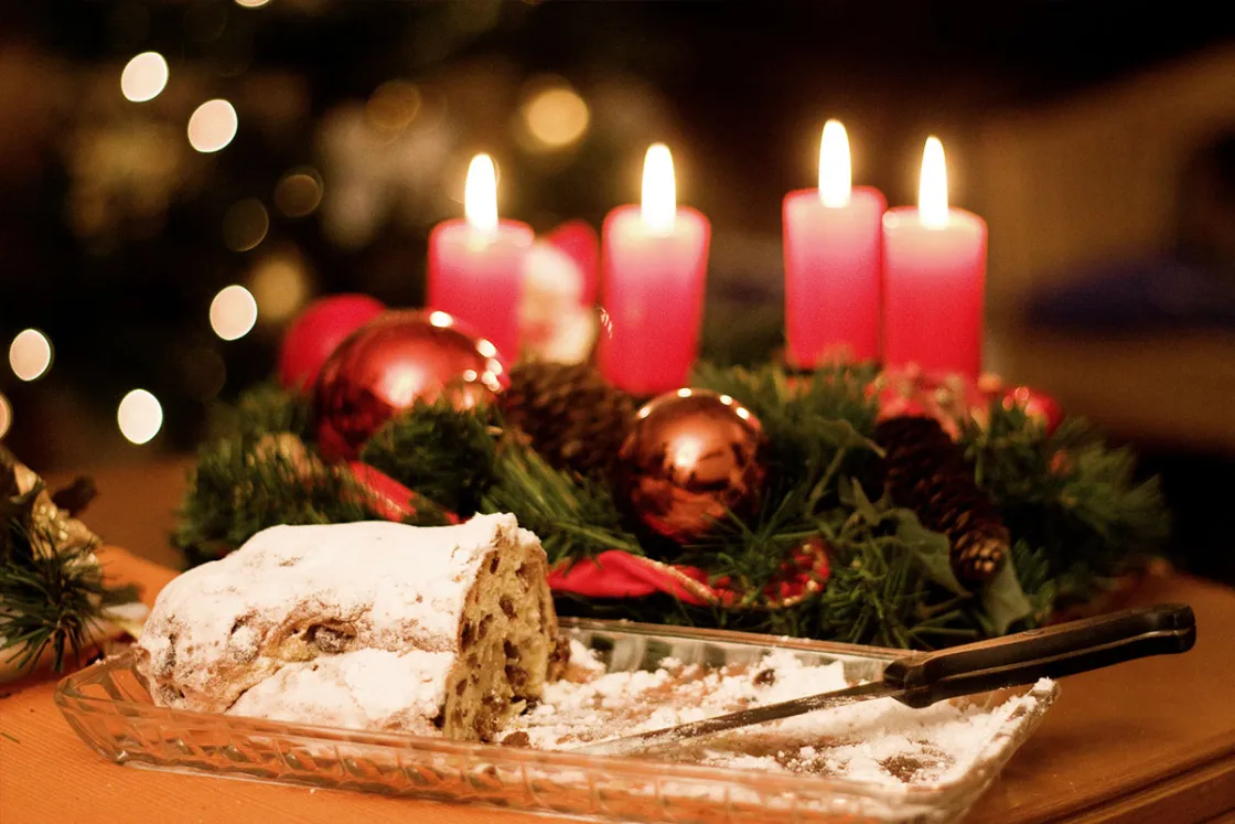 Neben einem klassischen Adventskranz darf in der Weihnachtszeit auch ein traditioneller Adventsstollen nicht fehlen. © Shutterstock; TanaDobush