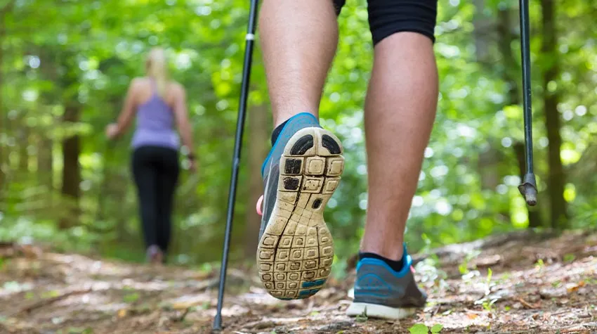 Ohne Nordic-Walking-Stöcke kein Nordic Walking. © Shutterstock, Matej Kastelic