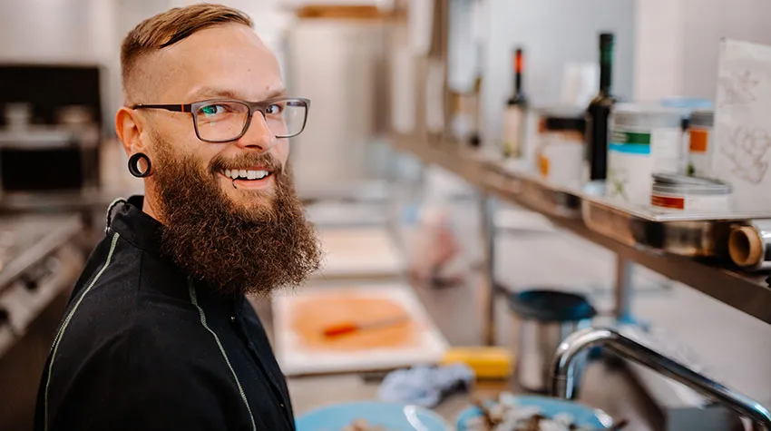 Koch Daniel sorgt dafür, dass im Restaurant WEITBLICK alles rund läuft. © Max Framke