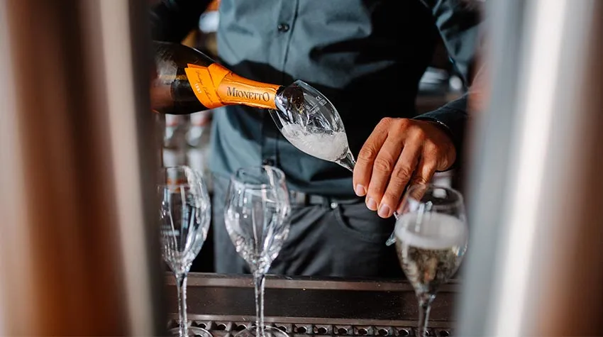 Prost auf die Liebe: Am 14. Februar genießen wir gerne ein Glas Sekt mit unserem Schatz.