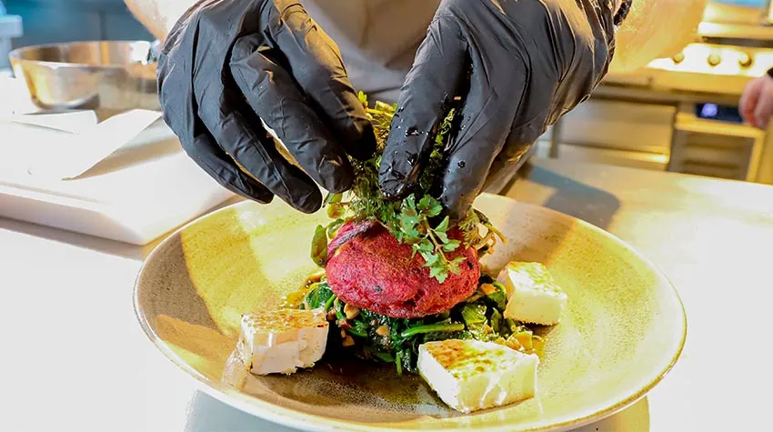 Der Salat bringt Frische in das Osterrezept.