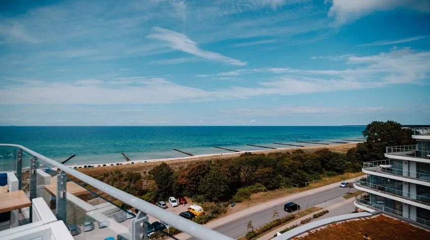 Der Nationalpark umfasst auch einen beträchtlichen Teil der Ostsee. Von unseren Hotels, wie hier dem THE GRAND, habt ihr einen schönen Blick auf das Meer.