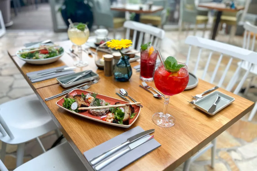 Stilvoll angerichtetes Gericht wird im Restaurant ZIMTZIEGE in Ahrenshoop serviert.