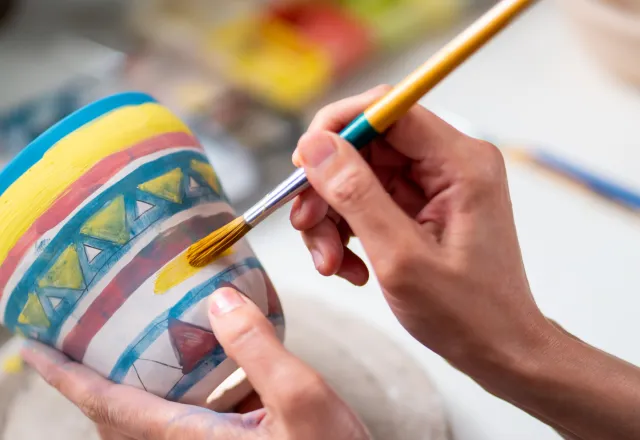 Der Töpfermarkt Ahrenshoop bietet euch die Möglichkeit, echte Ahrenshooper Kunst zu erleben. © Shutterstock, CandyRetriever