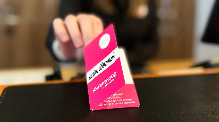 Als Guest relation Manager heißt Michele die Gäste im THE GRAND willkommen.
