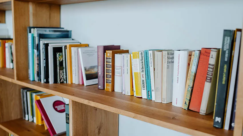 Wir verraten euch, wie ihr es schafft, Lesen in euren Alltag zu integrieren. © Max Framke