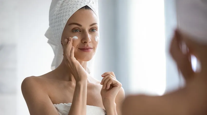 Nachhaltige und naturbelassene Produkte lassen deine Haut strahlen © Shutterstock, fizkes