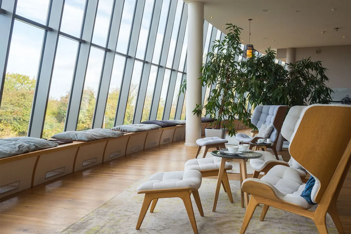 Die Lobby des THE GRAND Ahrenshoop lädt zum Entspannen und Verweilen ein. Den Ostseeblick gibt es dabei inklusive. © Henryk (OUT OF OFFICE)